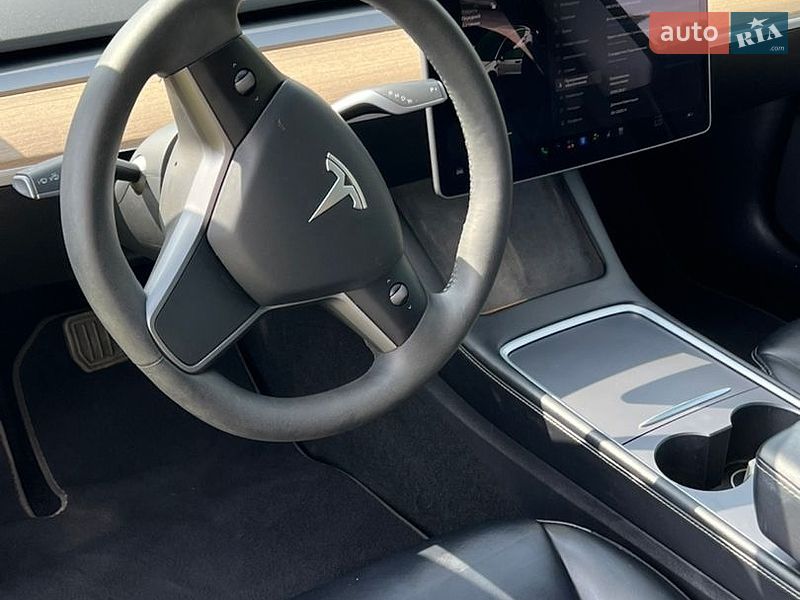 Седан Tesla Model 3 2021 в Волочиську