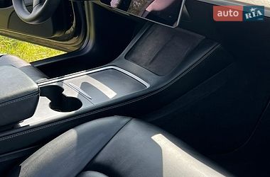 Седан Tesla Model 3 2021 в Волочиську