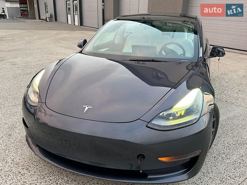 Седан Tesla Model 3 2024 в Дрогобыче