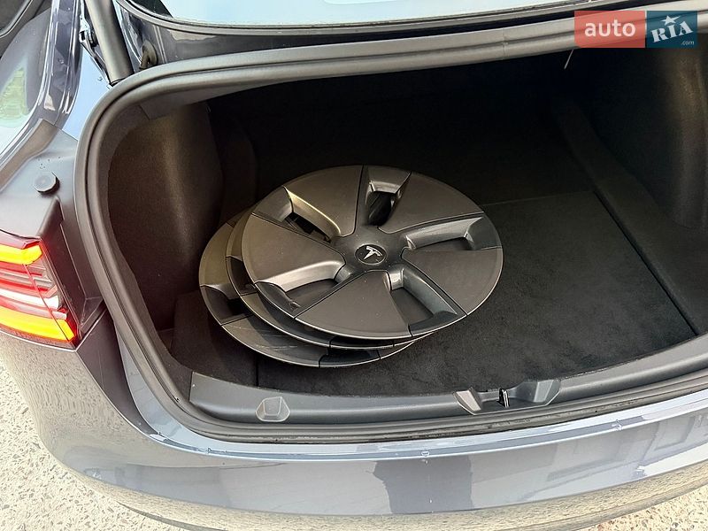 Седан Tesla Model 3 2024 в Дрогобыче