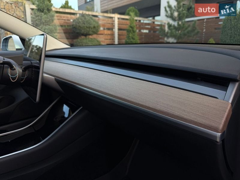 Седан Tesla Model 3 2020 в Стрые
