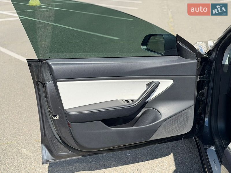 Седан Tesla Model 3 2018 в Киеве