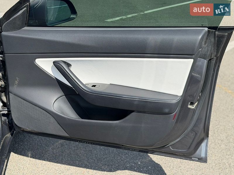 Седан Tesla Model 3 2018 в Киеве