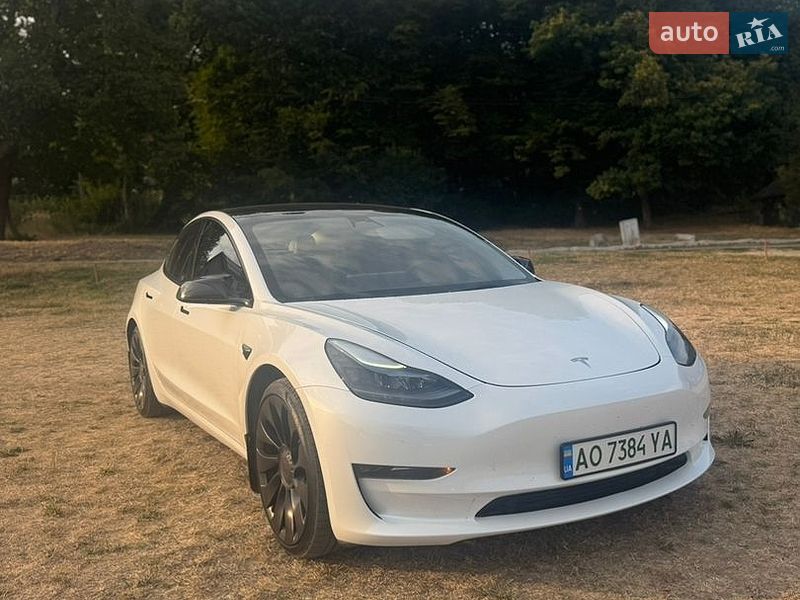 Седан Tesla Model 3 2023 в Ужгороді