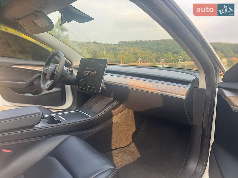 Седан Tesla Model 3 2023 в Ужгороді