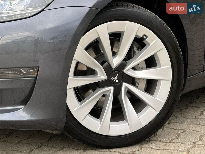 Седан Tesla Model 3 2023 в Стрые