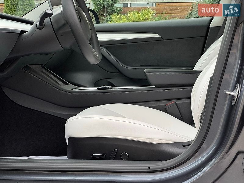Седан Tesla Model 3 2023 в Стрые