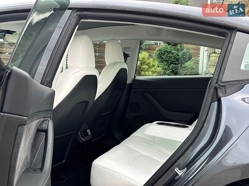 Седан Tesla Model 3 2023 в Стрые