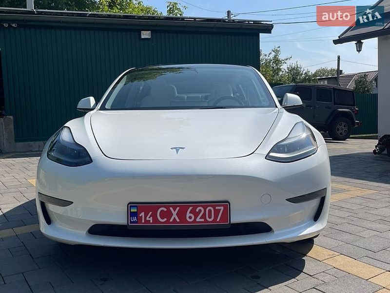 Седан Tesla Model 3 2023 в Моршине
