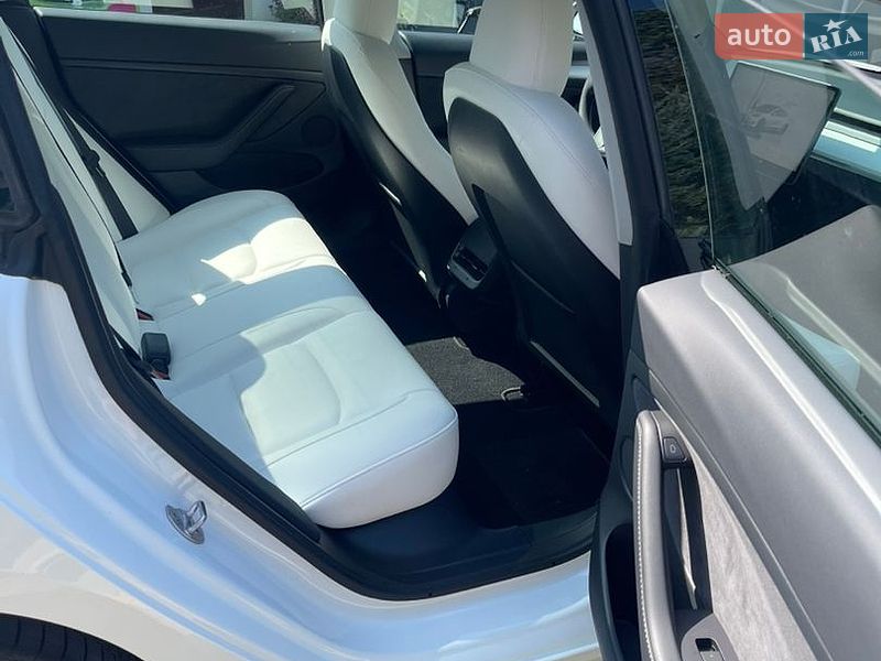 Седан Tesla Model 3 2023 в Моршине