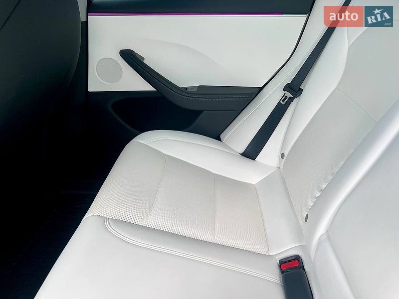Седан Tesla Model 3 2024 в Києві