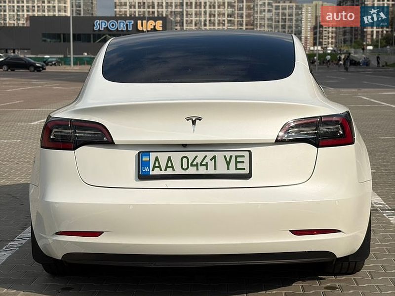 Седан Tesla Model 3 2022 в Киеве