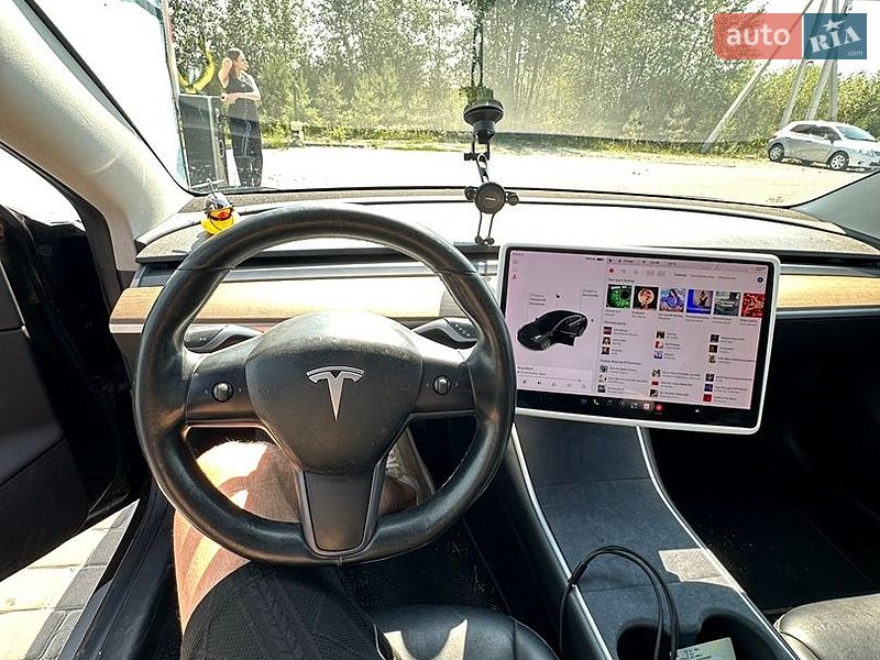 Седан Tesla Model 3 2018 в Львове