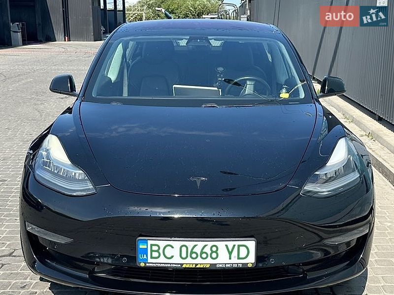 Седан Tesla Model 3 2018 в Львове