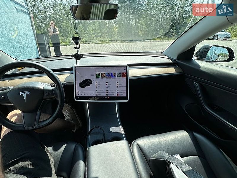 Седан Tesla Model 3 2018 в Львове