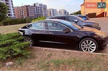 Седан Tesla Model 3 2018 в Львове