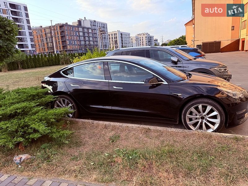 Седан Tesla Model 3 2018 в Львове