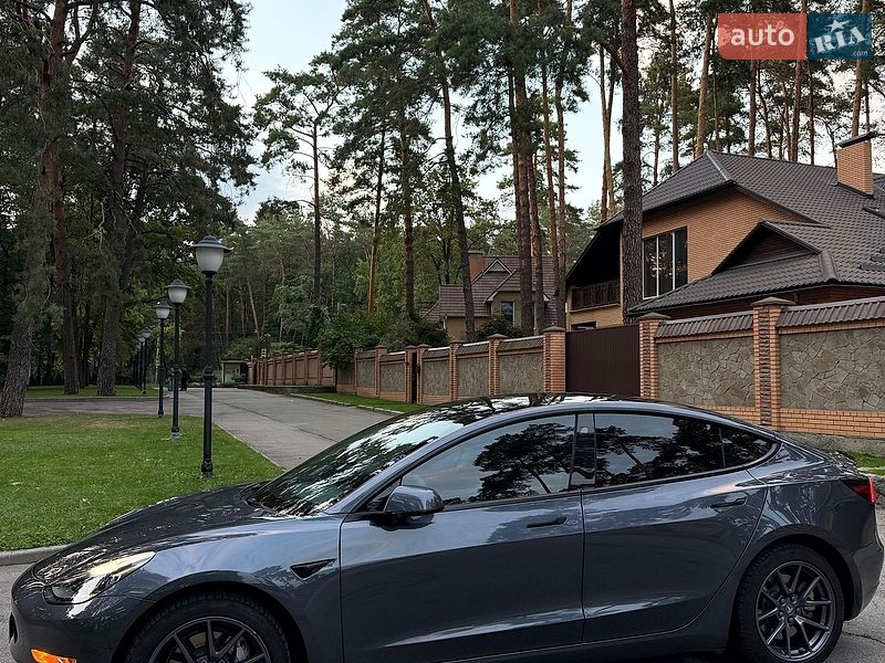 Седан Tesla Model 3 2022 в Чернігові