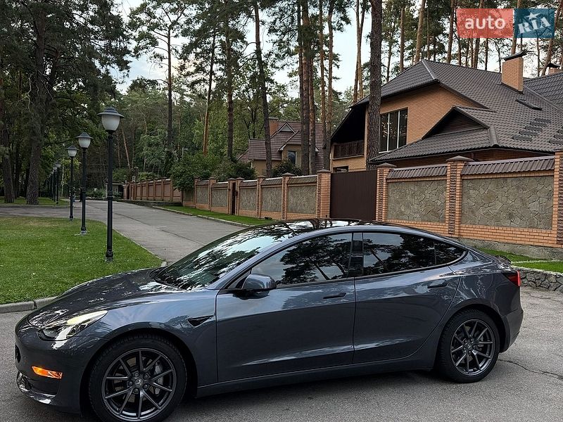 Седан Tesla Model 3 2022 в Чернігові