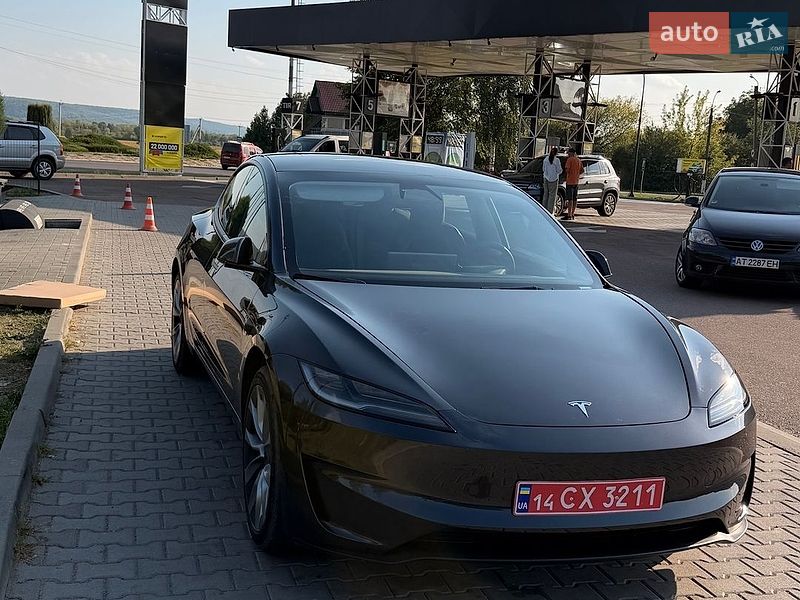 Седан Tesla Model 3 2025 в Калуше