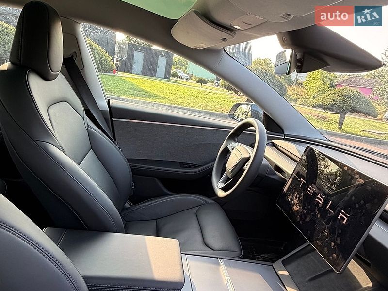 Седан Tesla Model 3 2025 в Калуше