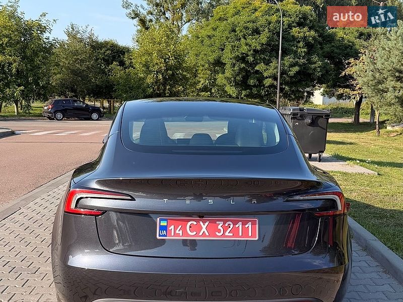 Седан Tesla Model 3 2025 в Калуше