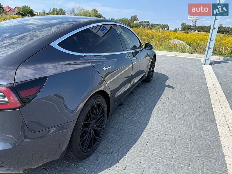 Седан Tesla Model 3 2018 в Львове