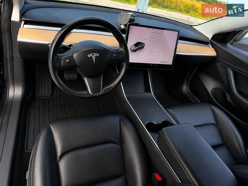 Седан Tesla Model 3 2018 в Львове