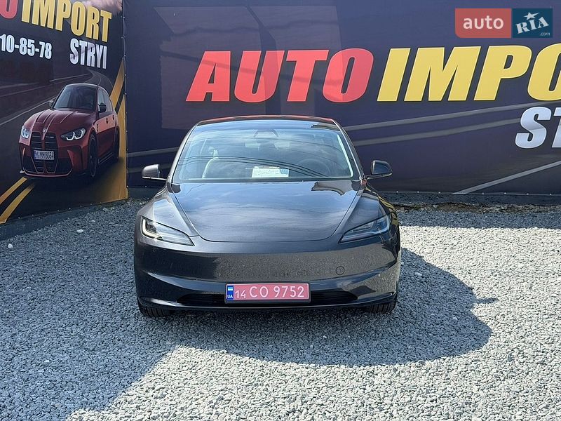 Седан Tesla Model 3 2025 в Стрию