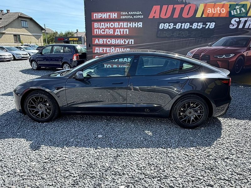 Седан Tesla Model 3 2025 в Стрию