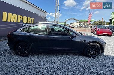 Седан Tesla Model 3 2025 в Стрию