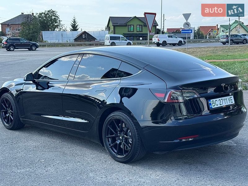 Седан Tesla Model 3 2023 в Львове