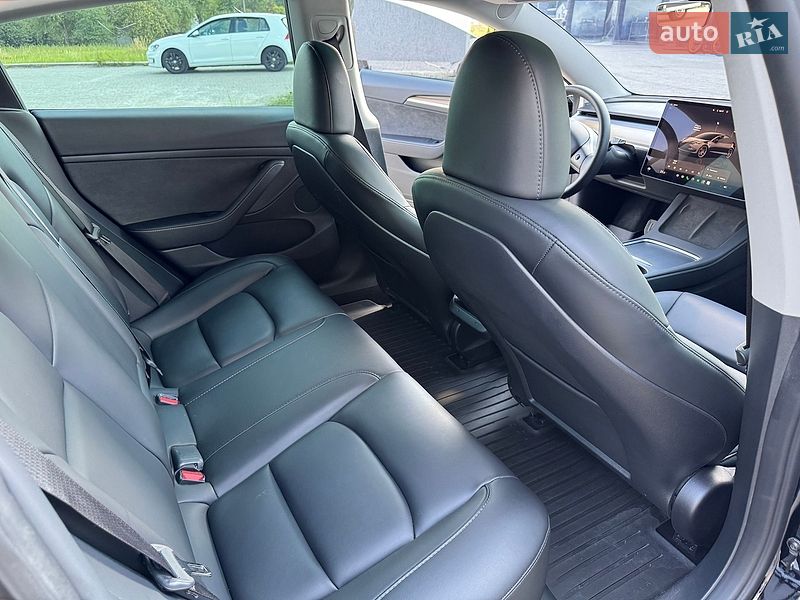 Седан Tesla Model 3 2023 в Львове