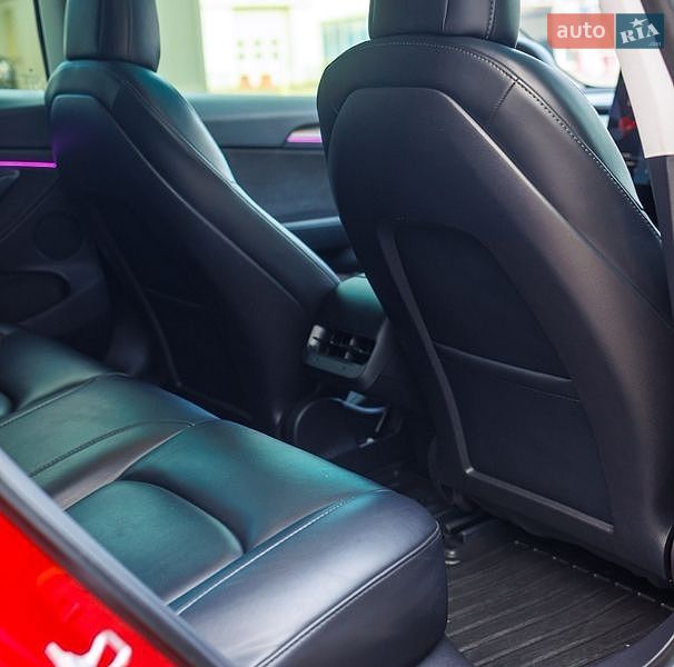 Седан Tesla Model 3 2021 в Заліщиках