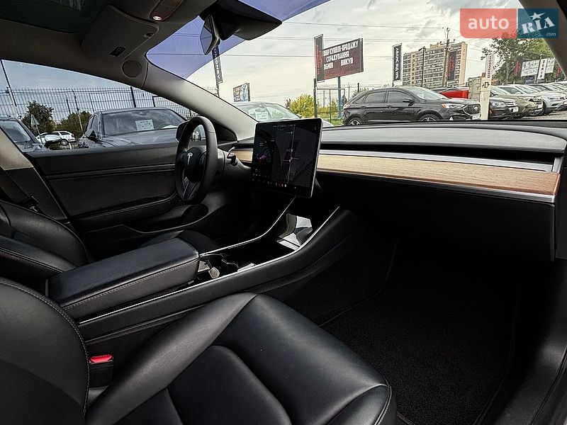 Седан Tesla Model 3 2019 в Білогородці
