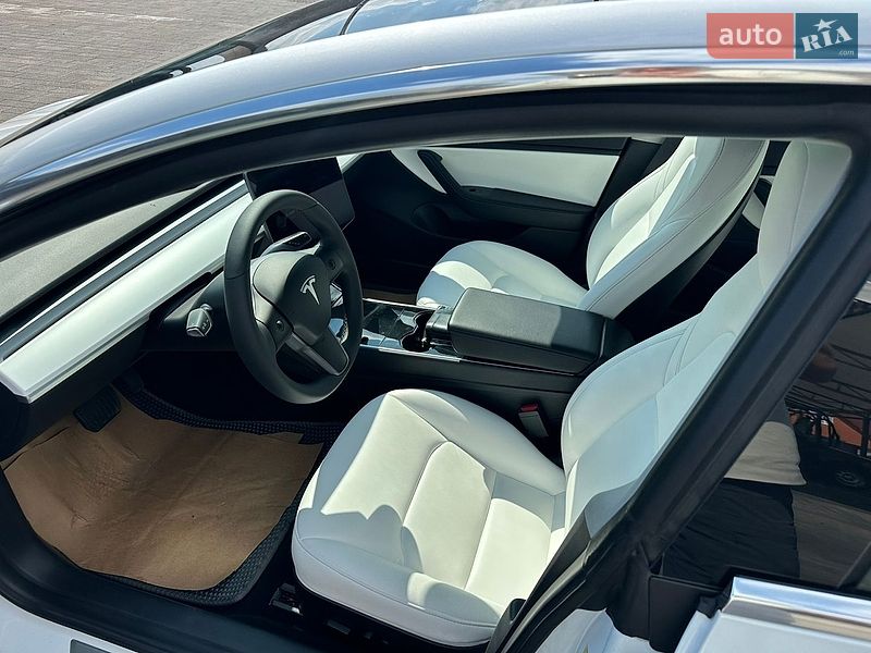 Седан Tesla Model 3 2019 в Луцке
