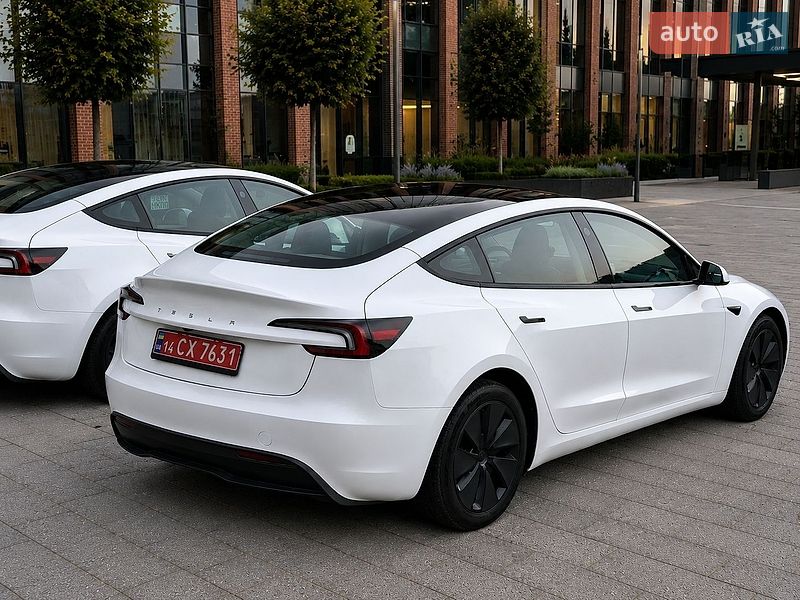 Седан Tesla Model 3 2024 в Черкасах