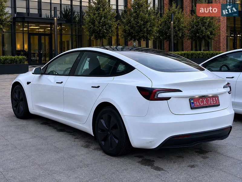 Седан Tesla Model 3 2024 в Черкассах