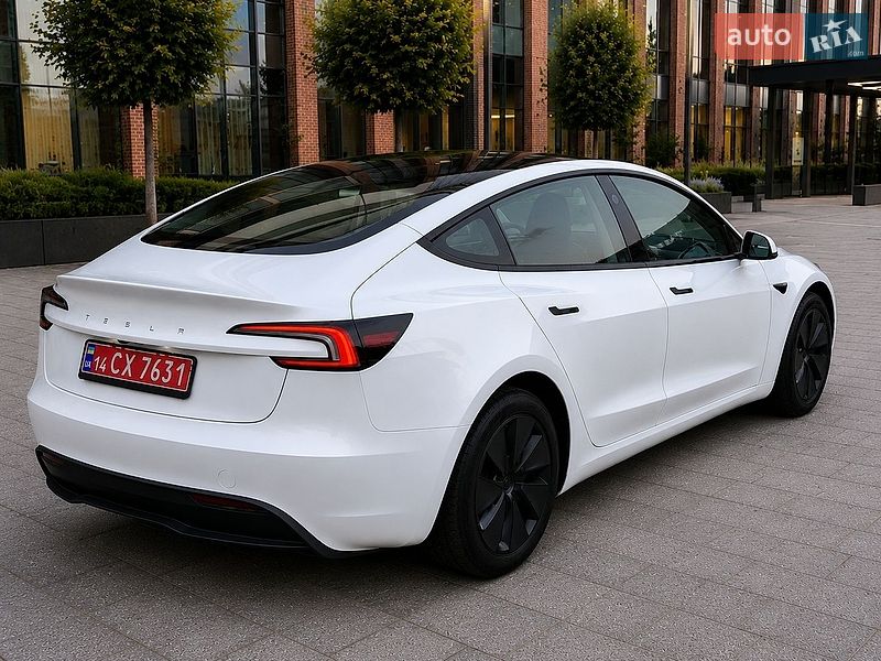 Седан Tesla Model 3 2024 в Черкассах