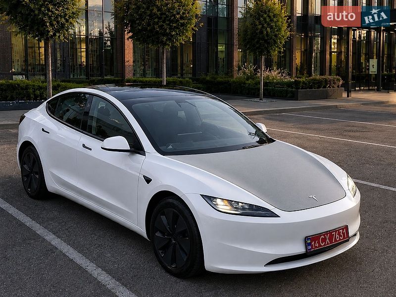 Седан Tesla Model 3 2024 в Черкассах