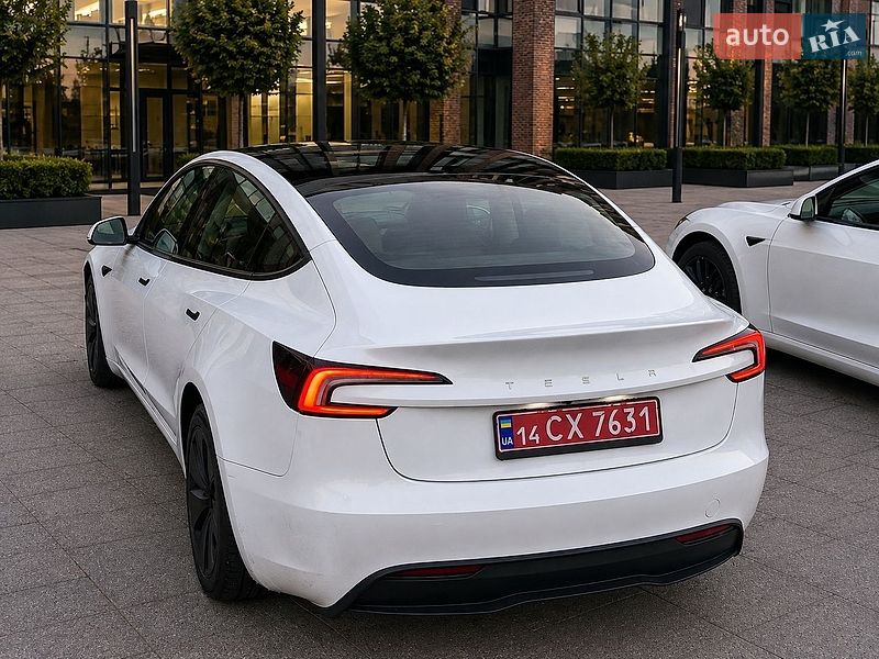 Седан Tesla Model 3 2024 в Черкассах