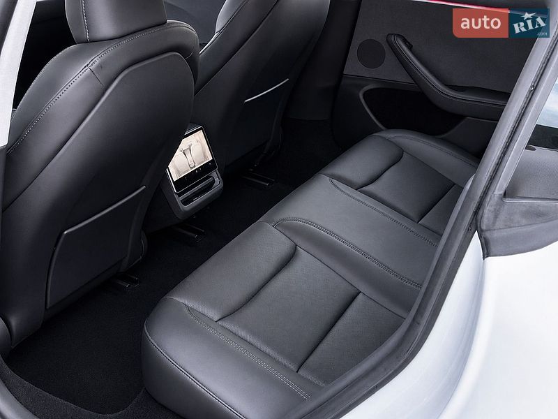 Седан Tesla Model 3 2024 в Черкассах