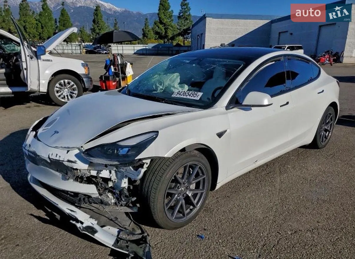 2023 Tesla Model 3 - фото 1