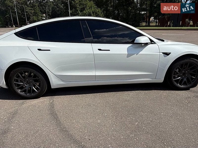 Седан Tesla Model 3 2025 в Києві