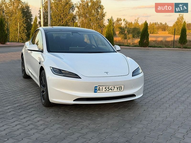 Седан Tesla Model 3 2024 в Бучі