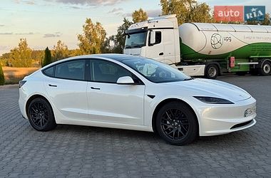 Седан Tesla Model 3 2024 в Бучі