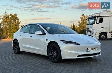 Седан Tesla Model 3 2024 в Бучі