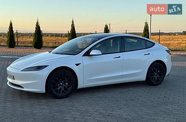 Седан Tesla Model 3 2024 в Бучі