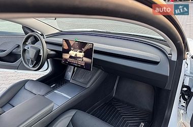 Седан Tesla Model 3 2024 в Бучі