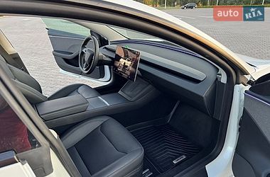 Седан Tesla Model 3 2024 в Бучі